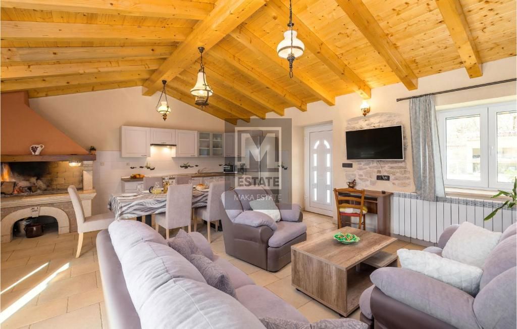 Parenzo, dintorni, Casa in pietra ristrutturata ai margini del villaggio