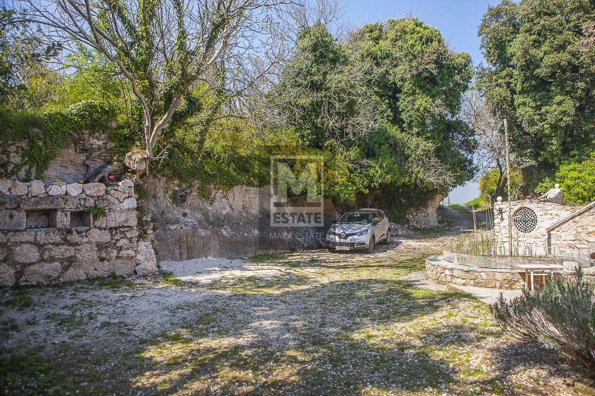 Pola, dintorni, bellissima villa in pietra con piscina