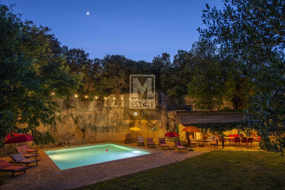 Pola, dintorni, bellissima villa in pietra con piscina