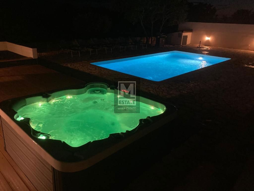 Istria, villa rustica in pietra con piscina e vista mare!