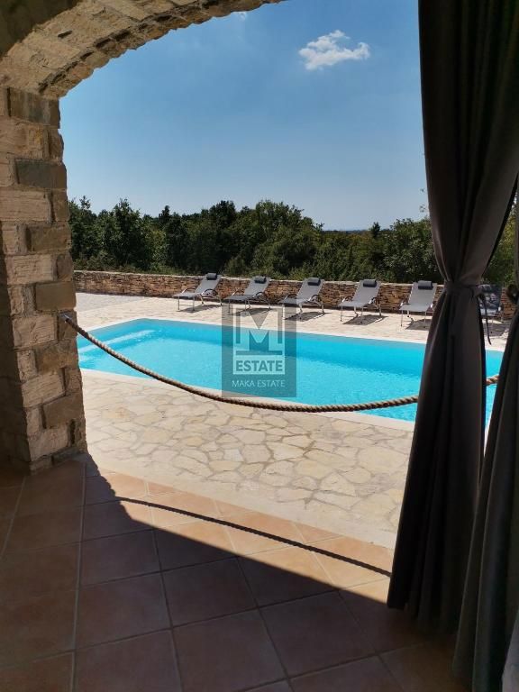 Istria, villa rustica in pietra con piscina e vista mare!