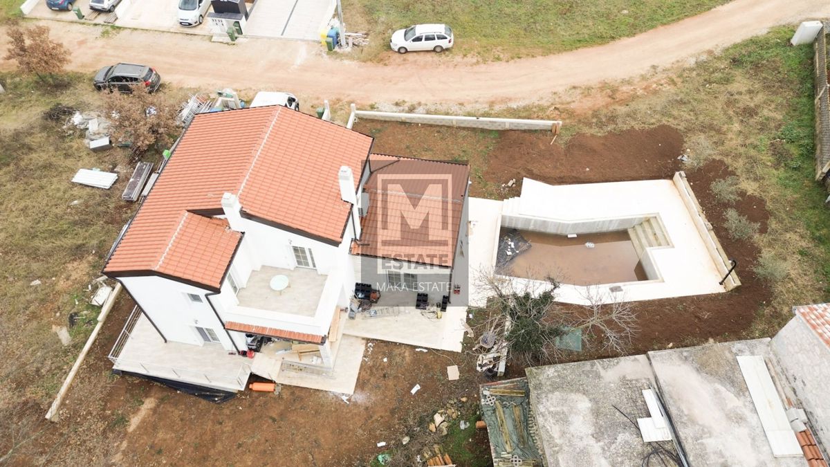 Parenzo, dintorni, Casa con piscina in una posizione tranquilla