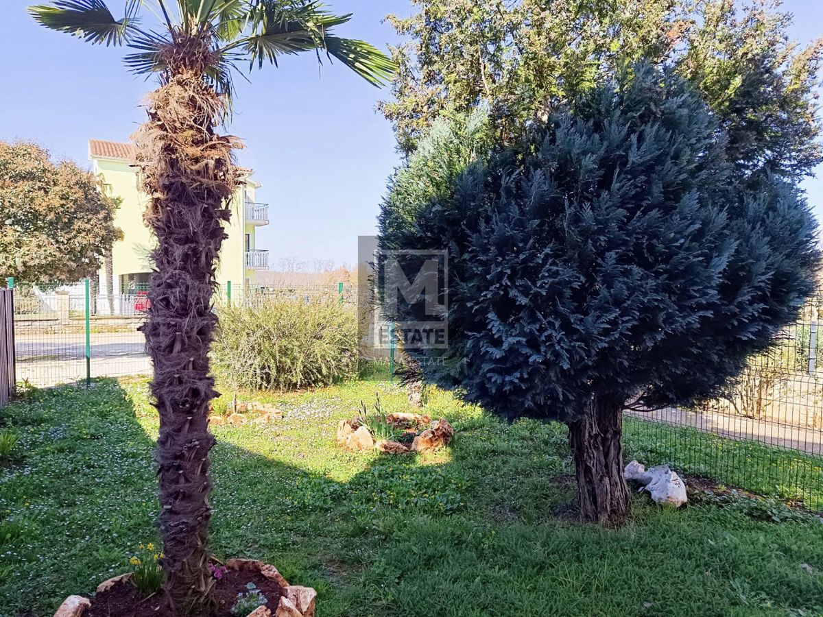 Parenzo, zona vicina, appartamento su due piani con giardino