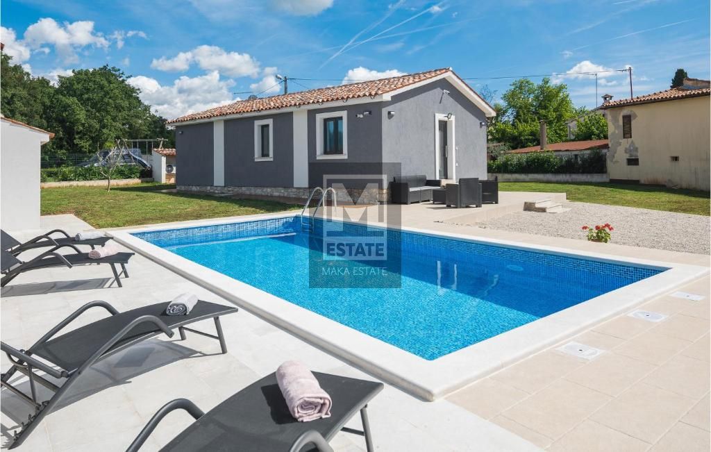 Parenzo, dintorni, Casa unifamiliare con piscina ai margini del villaggio
