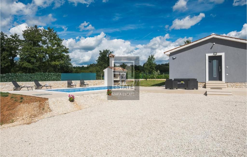 Parenzo, dintorni, Casa unifamiliare con piscina ai margini del villaggio