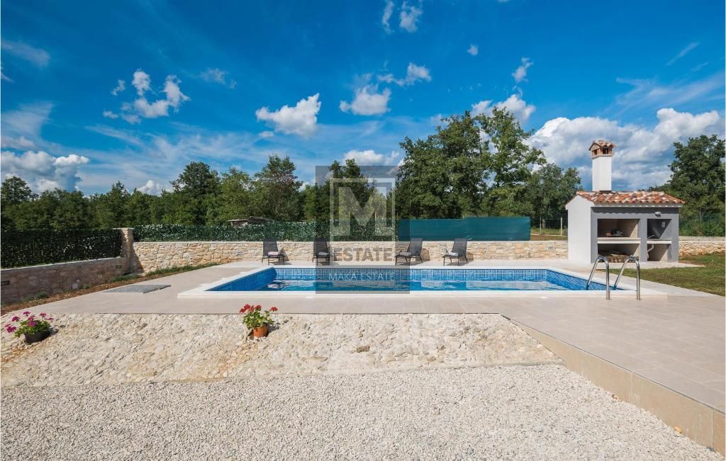 Parenzo, dintorni, Casa unifamiliare con piscina ai margini del villaggio