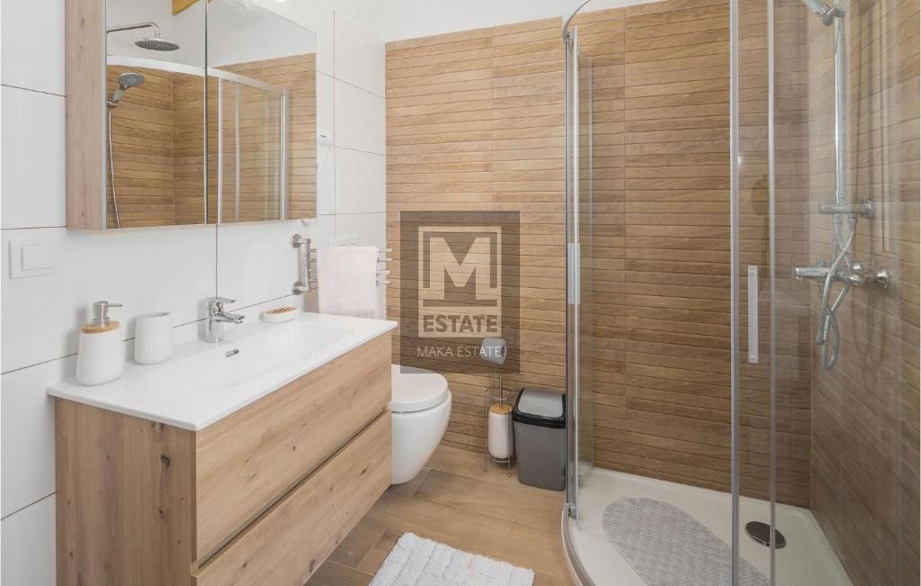 Parenzo, dintorni, Casa unifamiliare con piscina ai margini del villaggio