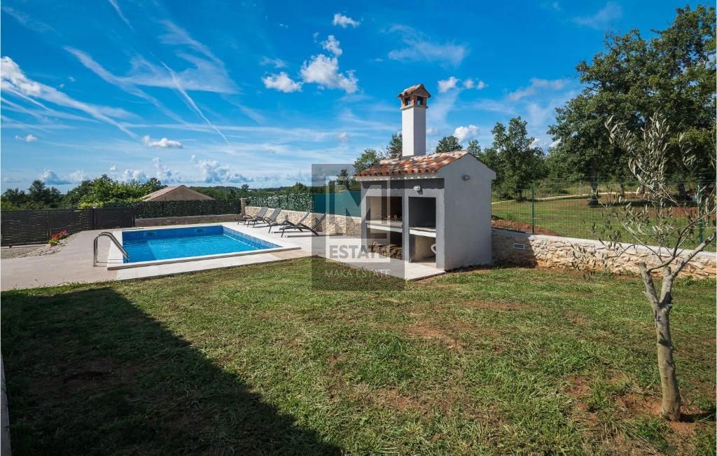 Parenzo, dintorni, Casa unifamiliare con piscina ai margini del villaggio