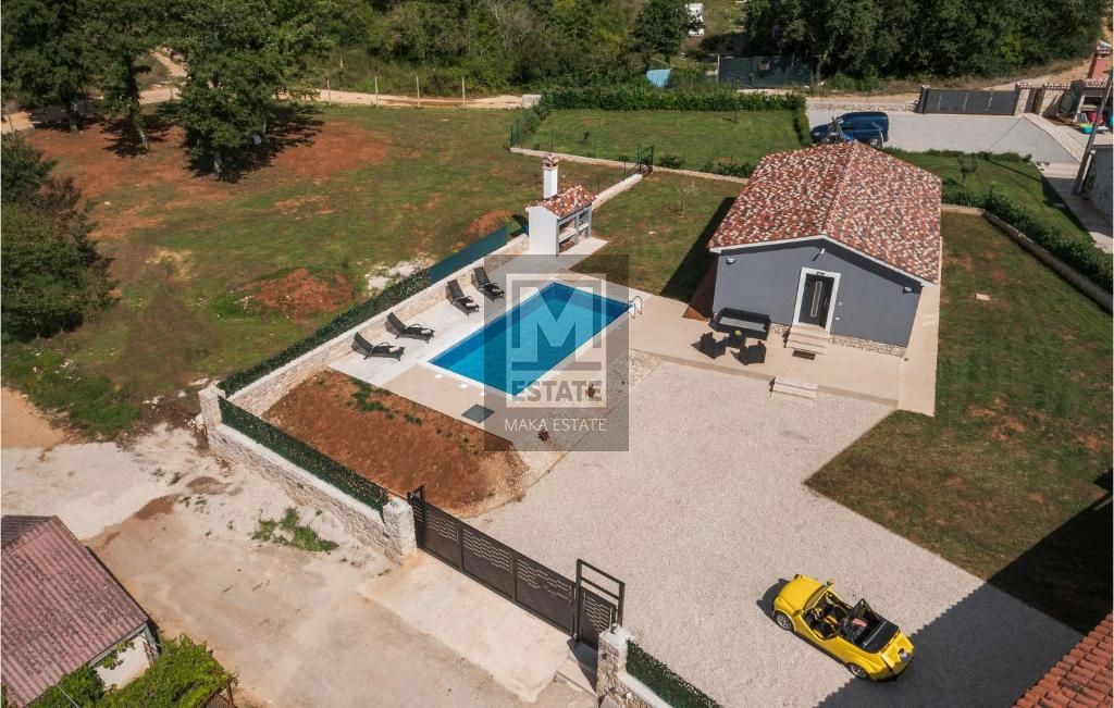 Parenzo, dintorni, Casa unifamiliare con piscina ai margini del villaggio