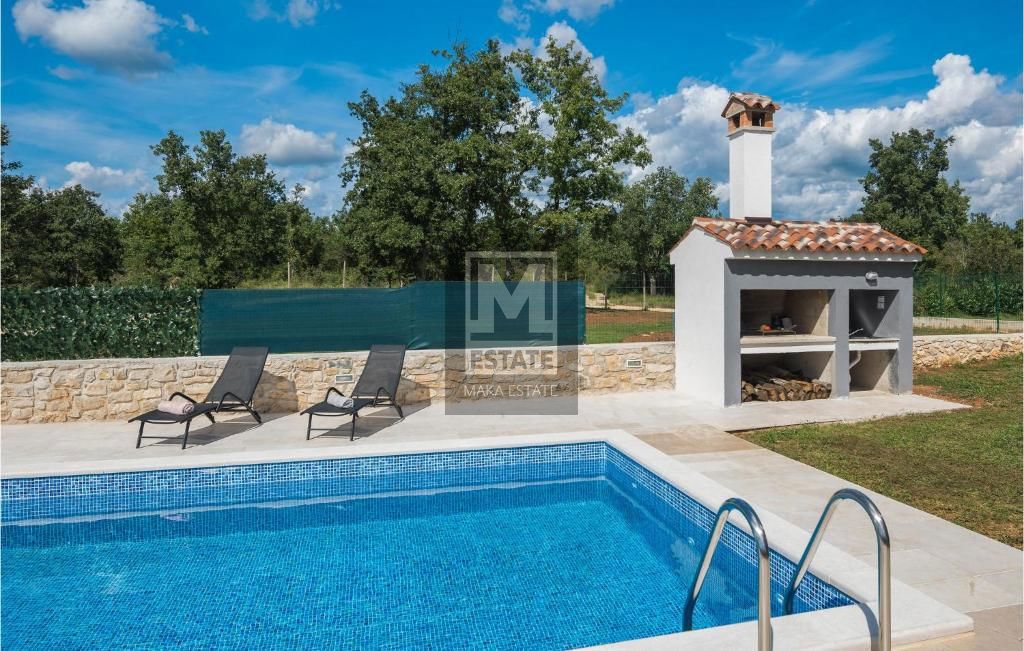 Parenzo, dintorni, Casa unifamiliare con piscina ai margini del villaggio