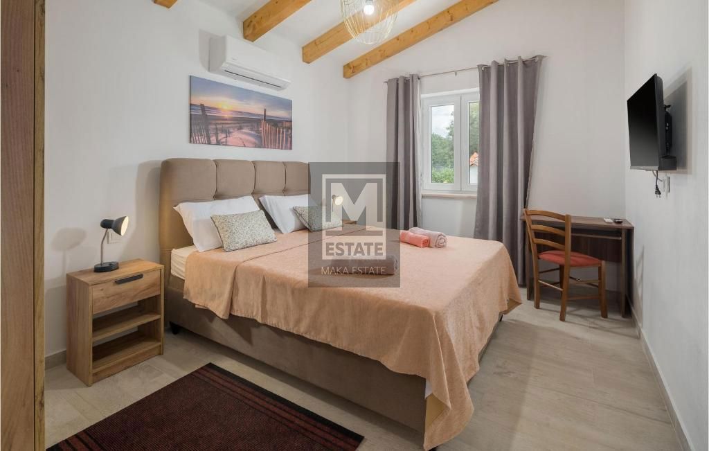 Parenzo, dintorni, Casa unifamiliare con piscina ai margini del villaggio