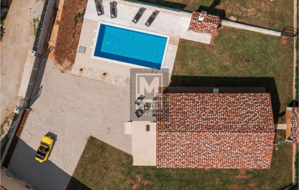 Parenzo, dintorni, Casa unifamiliare con piscina ai margini del villaggio