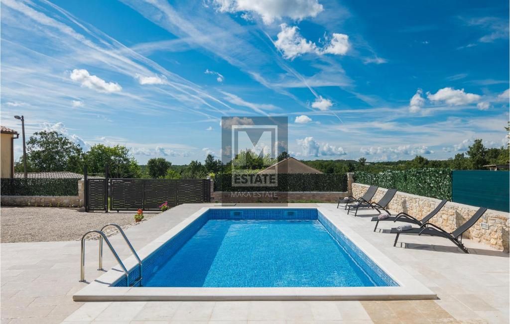 Parenzo, dintorni, Casa unifamiliare con piscina ai margini del villaggio