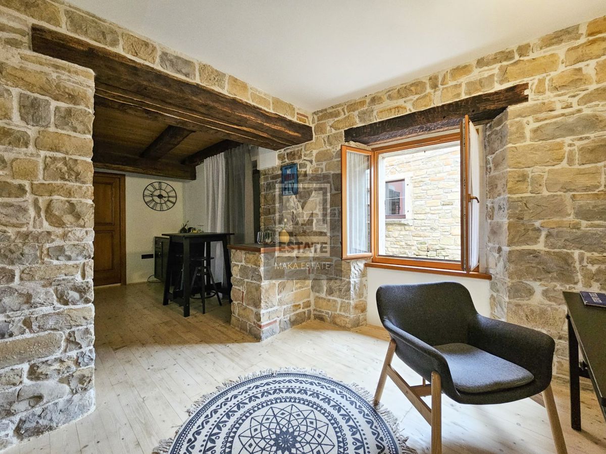 Istria, Oprtalj, una casa con tre appartamenti e un negozio nel cuore del centro storico!