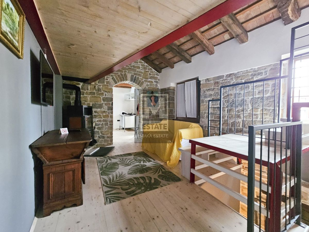 Istria, Oprtalj, una casa con tre appartamenti e un negozio nel cuore del centro storico!