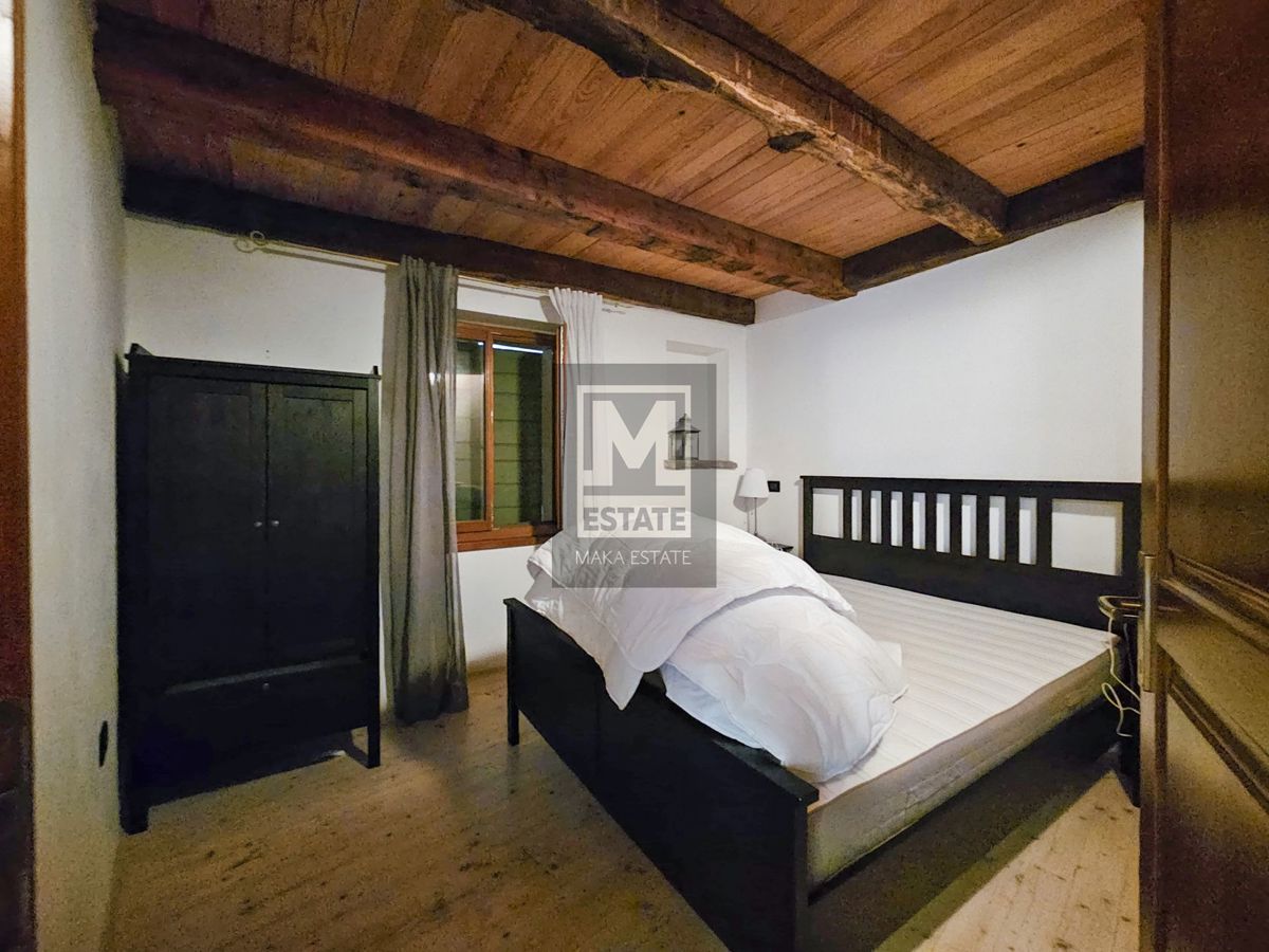 Istria, Oprtalj, una casa con tre appartamenti e un negozio nel cuore del centro storico!