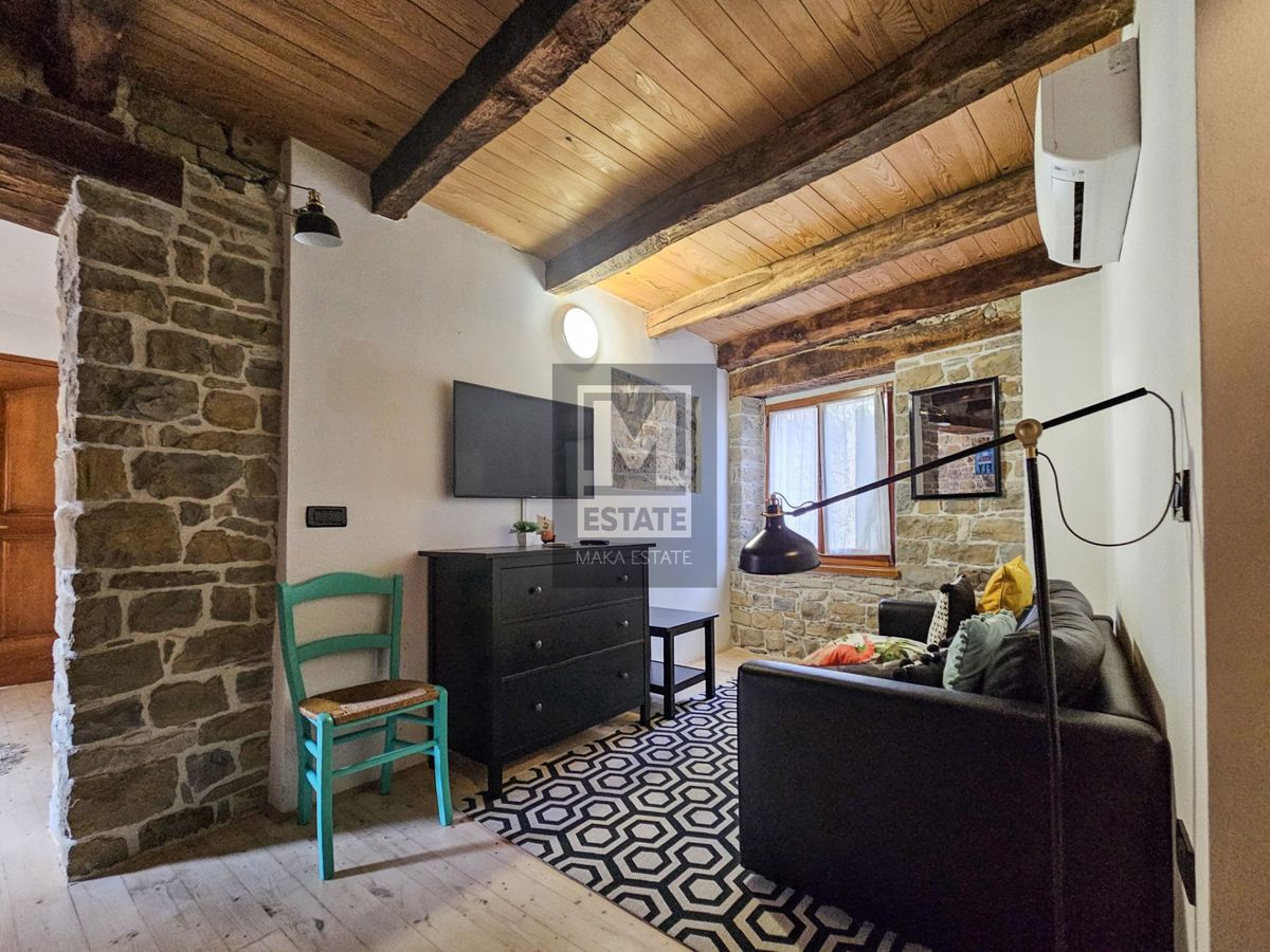 Istria, Oprtalj, una casa con tre appartamenti e un negozio nel cuore del centro storico!