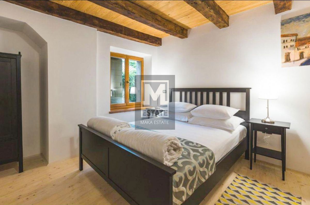 Istria, Oprtalj, una casa con tre appartamenti e un negozio nel cuore del centro storico!