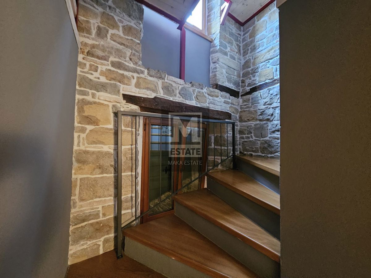 Istria, Oprtalj, una casa con tre appartamenti e un negozio nel cuore del centro storico!