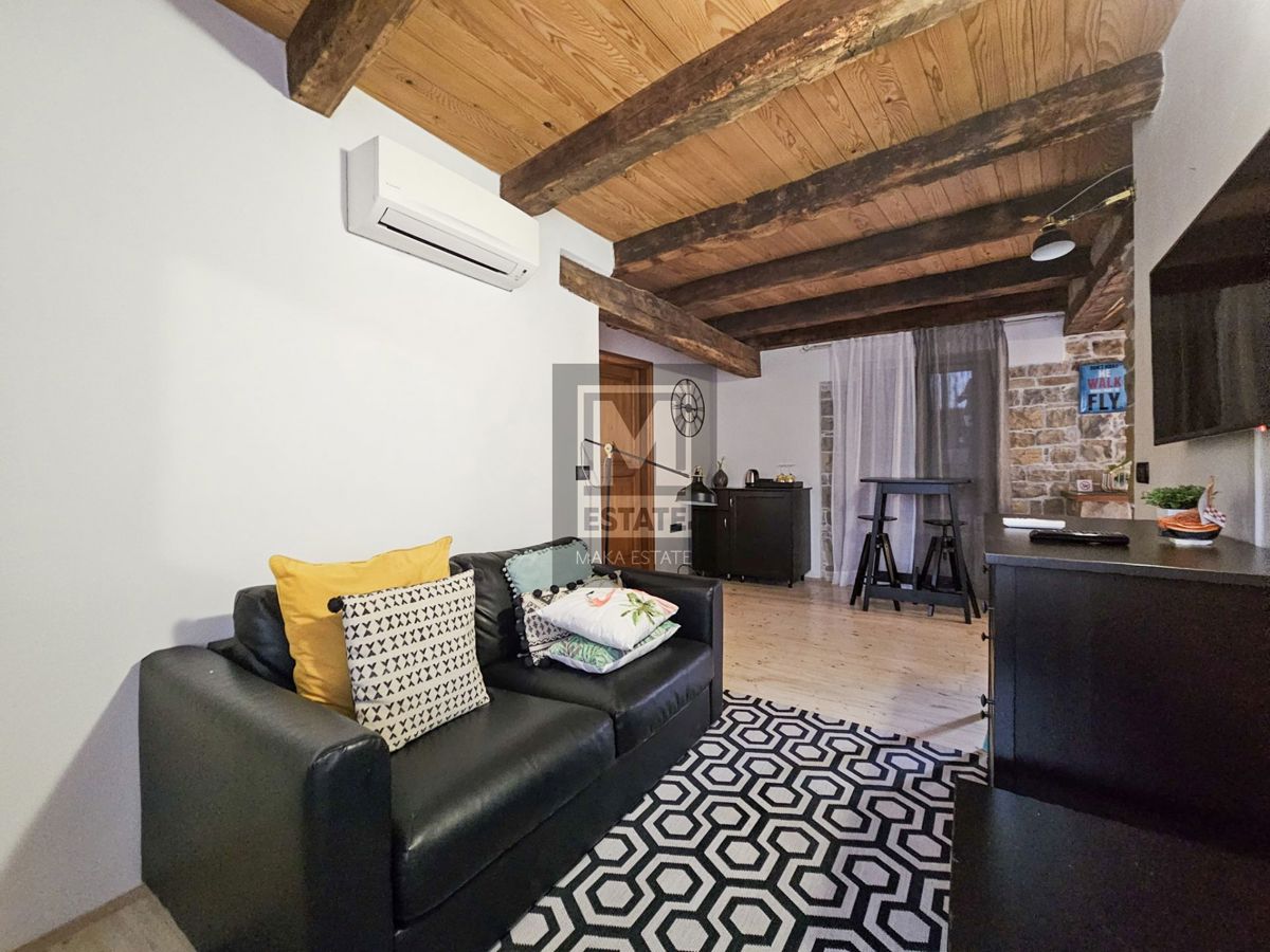 Istria, Oprtalj, una casa con tre appartamenti e un negozio nel cuore del centro storico!