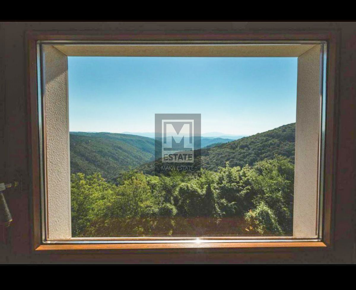 Istria, Oprtalj, una casa con tre appartamenti e un negozio nel cuore del centro storico!