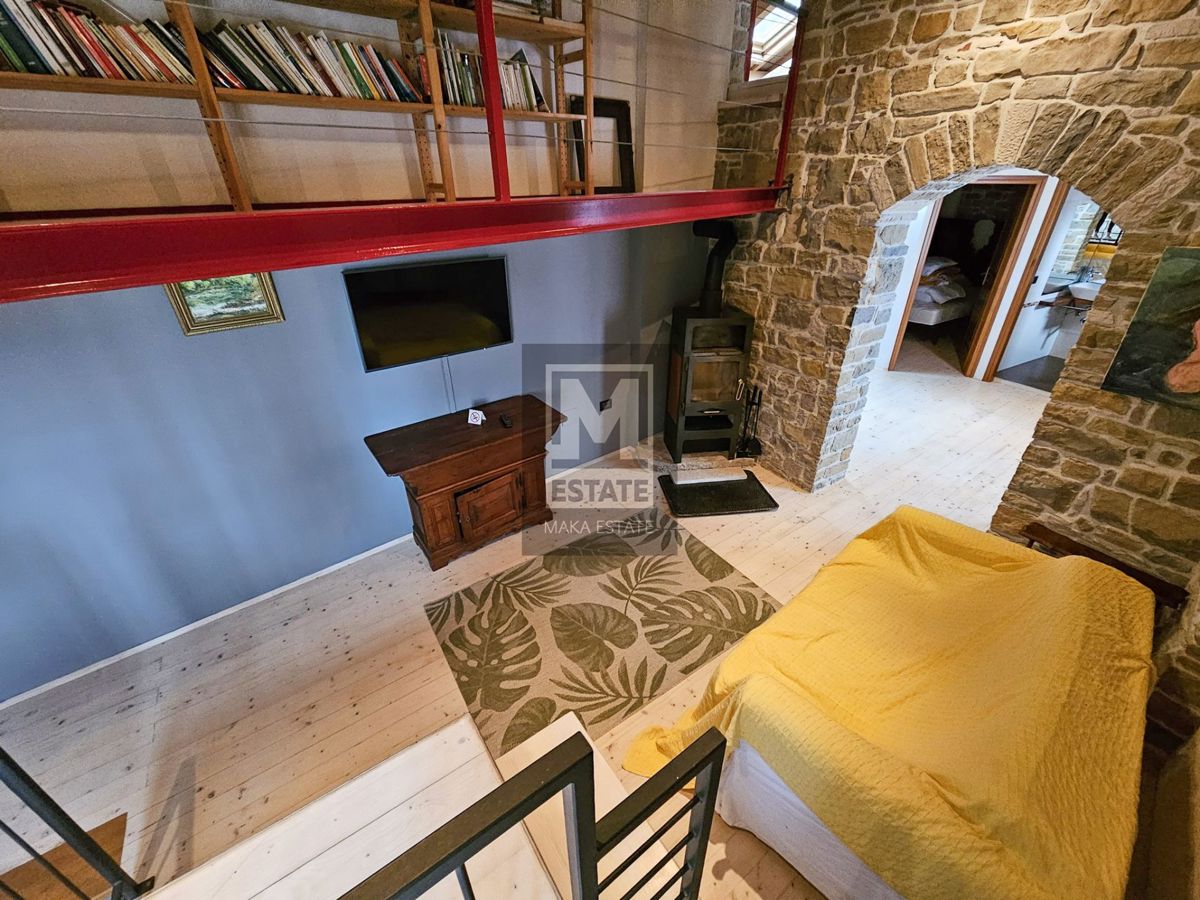 Istria, Oprtalj, una casa con tre appartamenti e un negozio nel cuore del centro storico!
