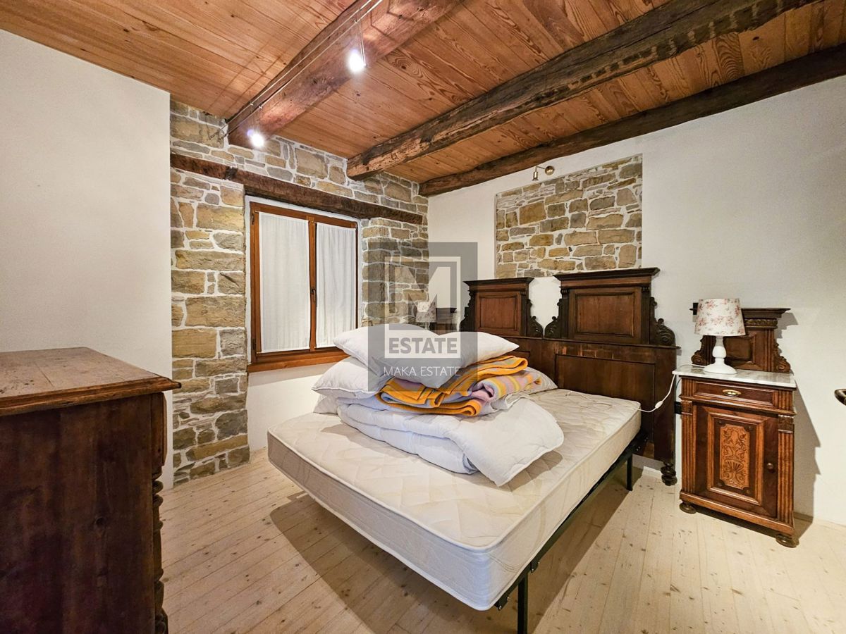 Istria, Oprtalj, una casa con tre appartamenti e un negozio nel cuore del centro storico!