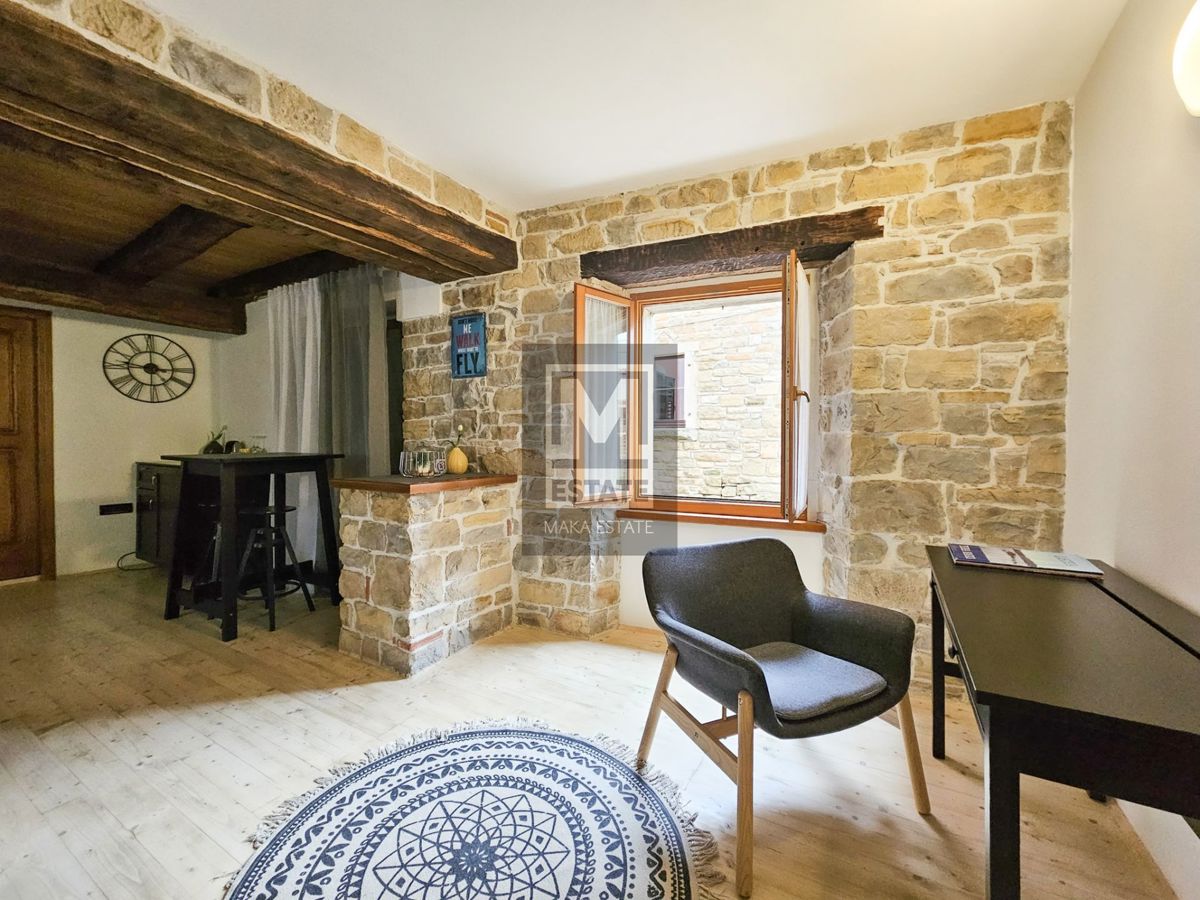 Istria, Oprtalj, una casa con tre appartamenti e un negozio nel cuore del centro storico!