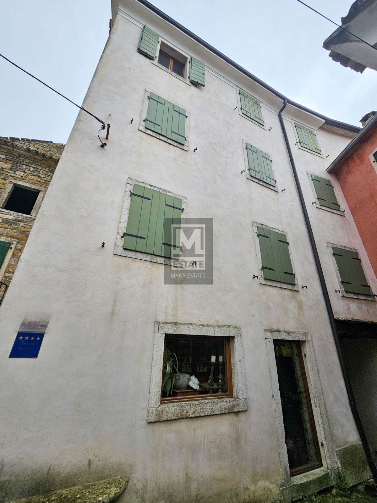 Istria, Oprtalj, una casa con tre appartamenti e un negozio nel cuore del centro storico!