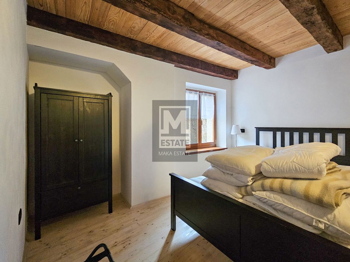 Istria, Oprtalj, una casa con tre appartamenti e un negozio nel cuore del centro storico!