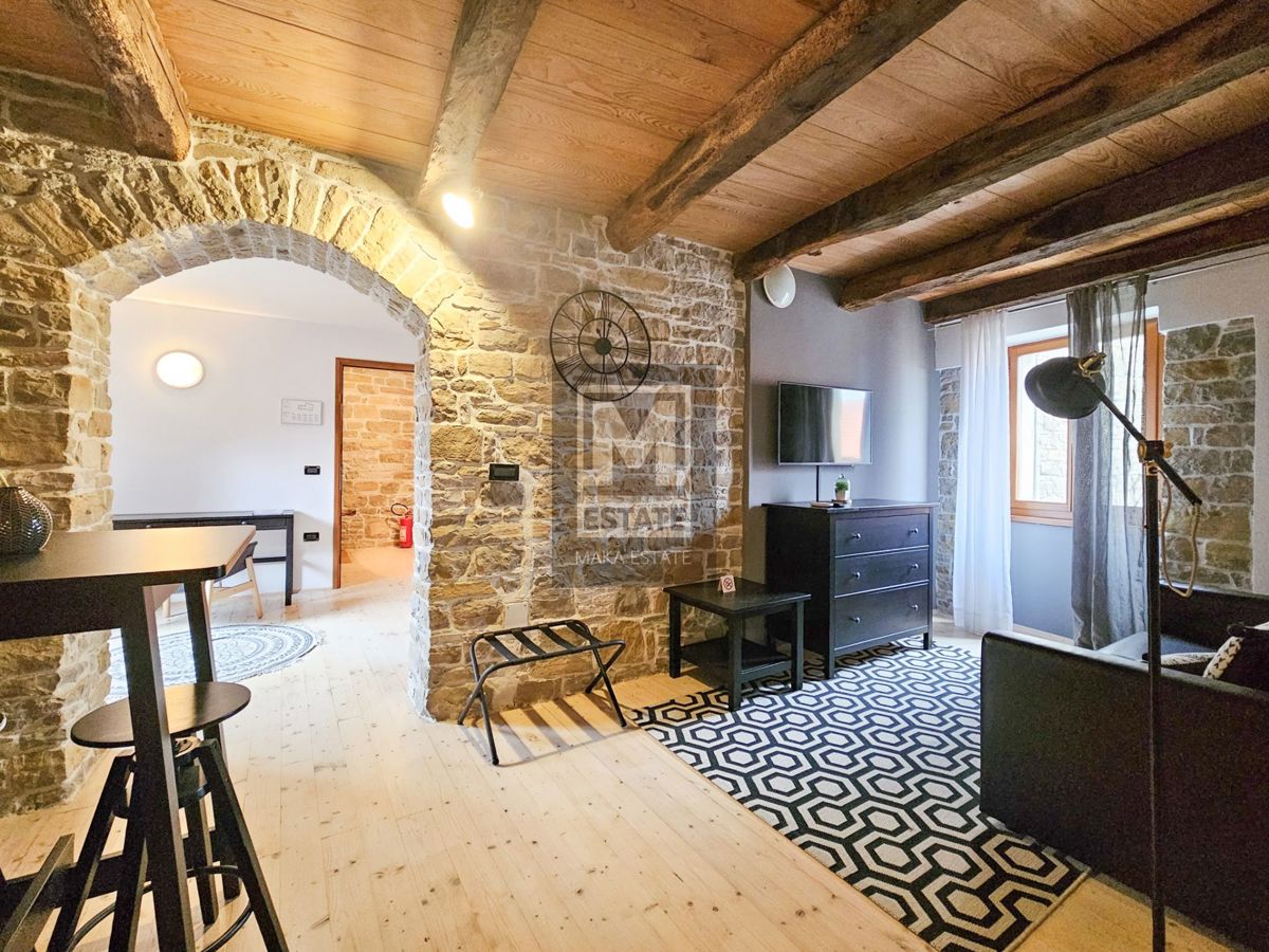 Istria, Oprtalj, una casa con tre appartamenti e un negozio nel cuore del centro storico!