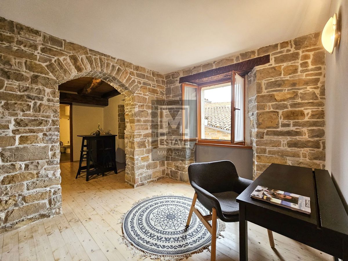 Istria, Oprtalj, una casa con tre appartamenti e un negozio nel cuore del centro storico!