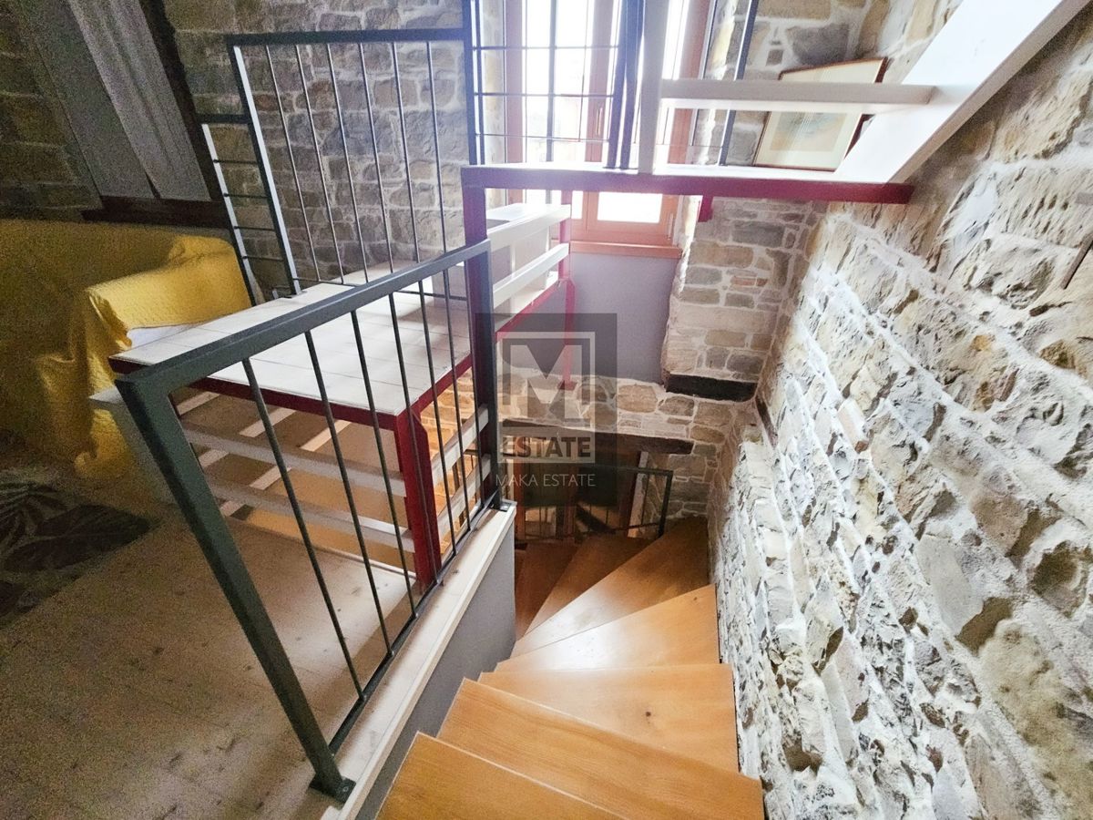 Istria, Oprtalj, una casa con tre appartamenti e un negozio nel cuore del centro storico!