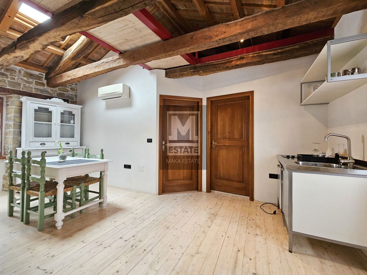 Istria, Oprtalj, una casa con tre appartamenti e un negozio nel cuore del centro storico!