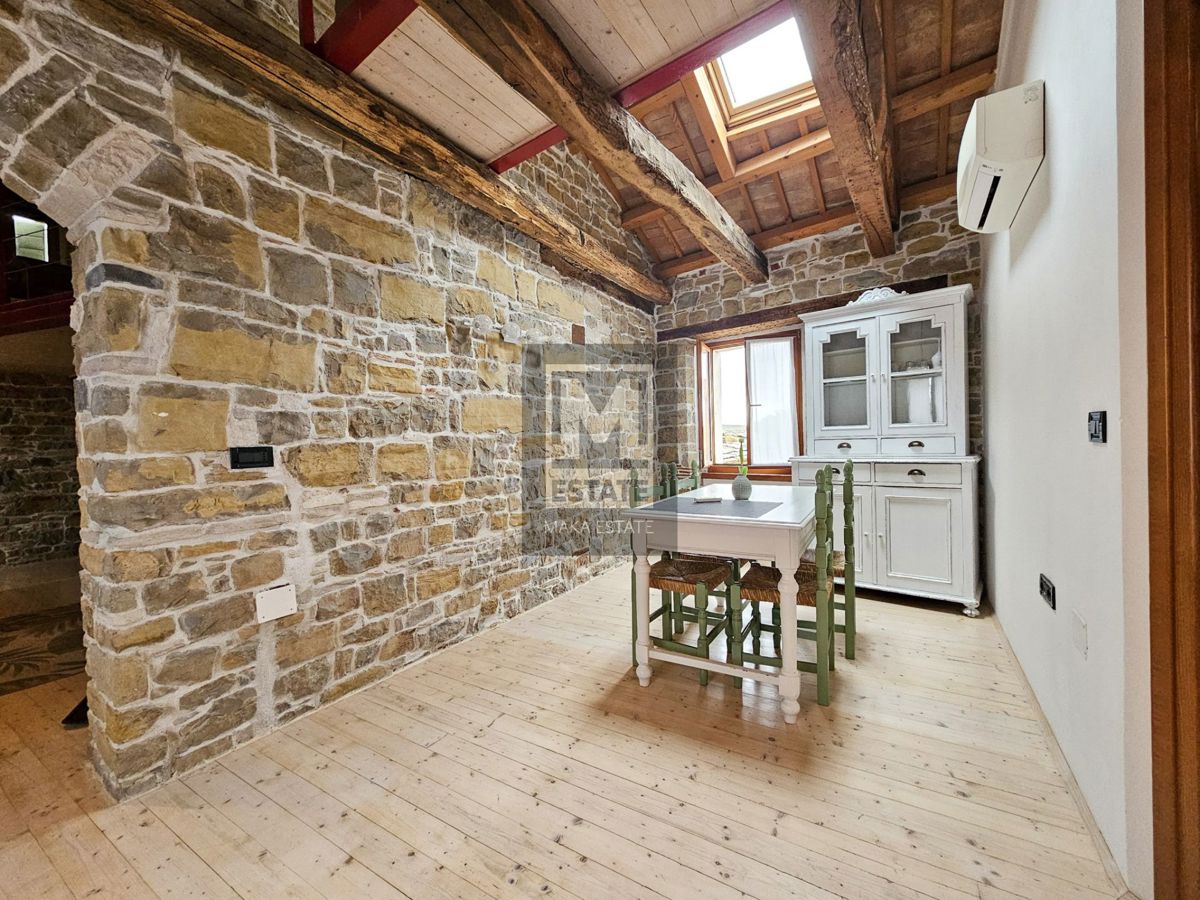 Istria, Oprtalj, una casa con tre appartamenti e un negozio nel cuore del centro storico!