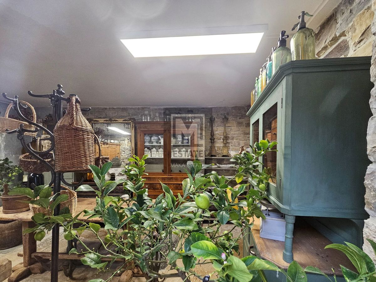Istria, Oprtalj, una casa con tre appartamenti e un negozio nel cuore del centro storico!