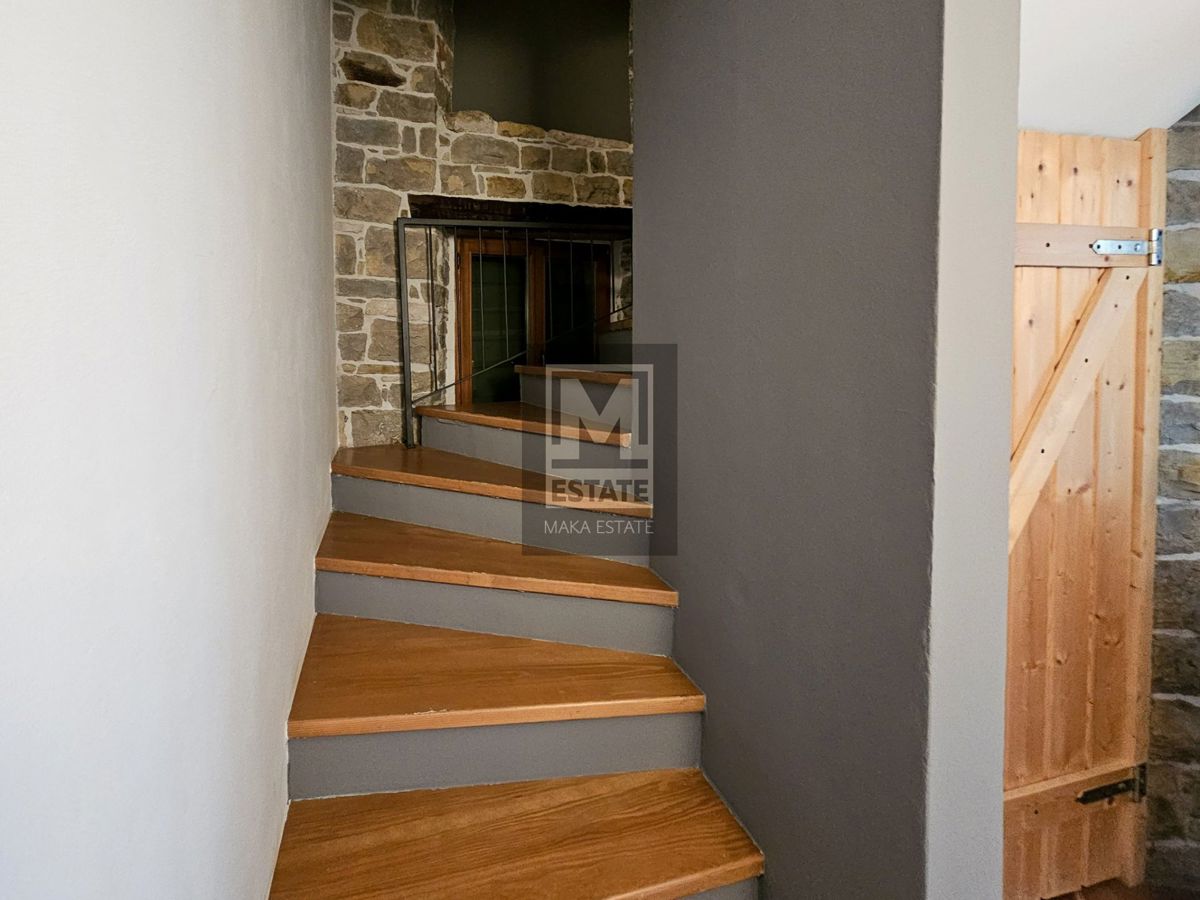 Istria, Oprtalj, una casa con tre appartamenti e un negozio nel cuore del centro storico!