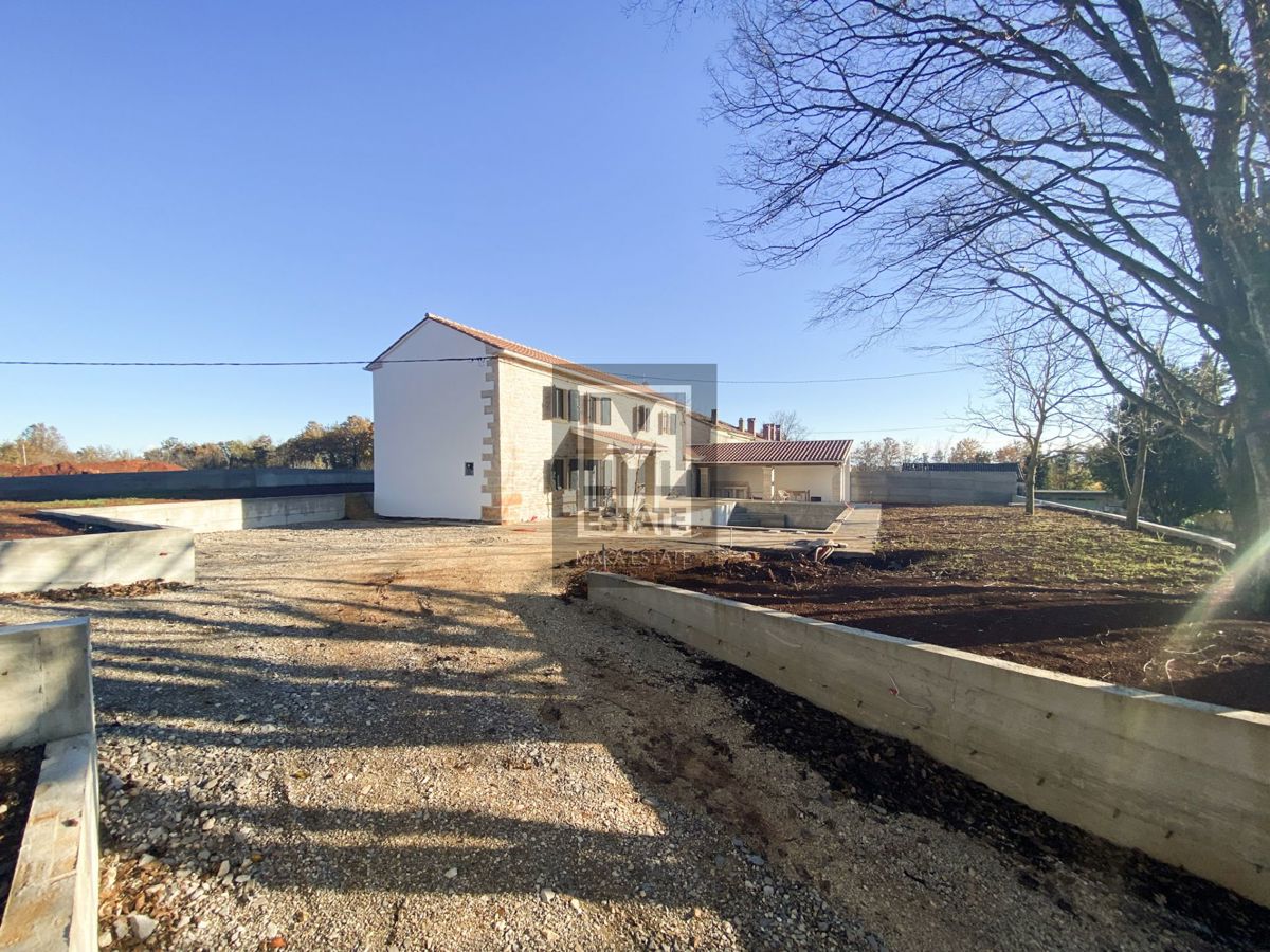 Istria, Gimino, Casa con ampio giardino e piscina