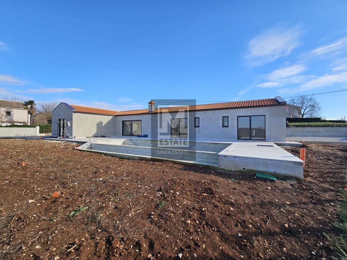 Parenzo, dintorni, casa a un piano con piscina e ampio giardino!