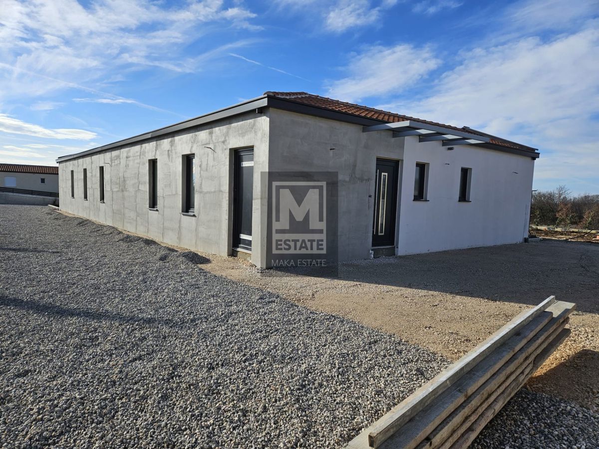 Parenzo, dintorni, casa a un piano con piscina e ampio giardino!