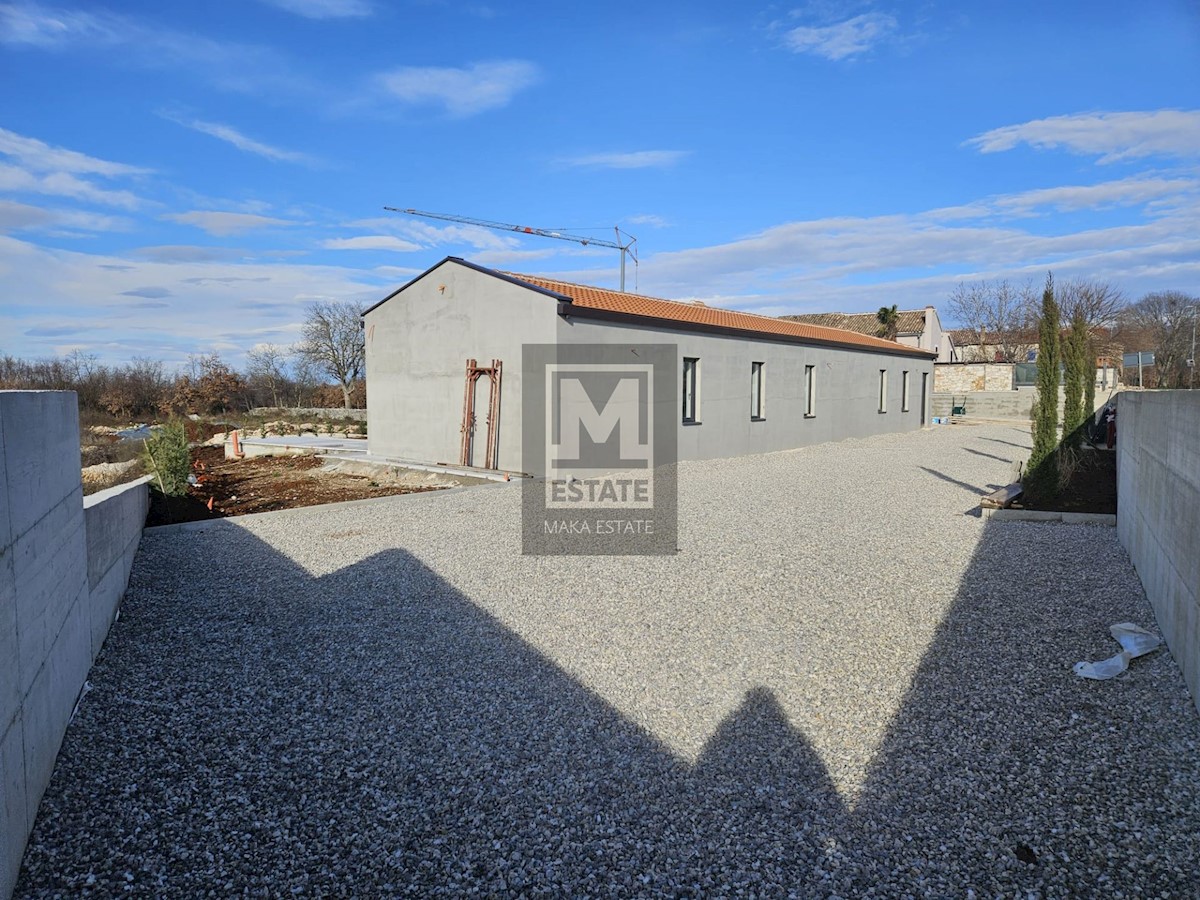 Parenzo, dintorni, casa a un piano con piscina e ampio giardino!