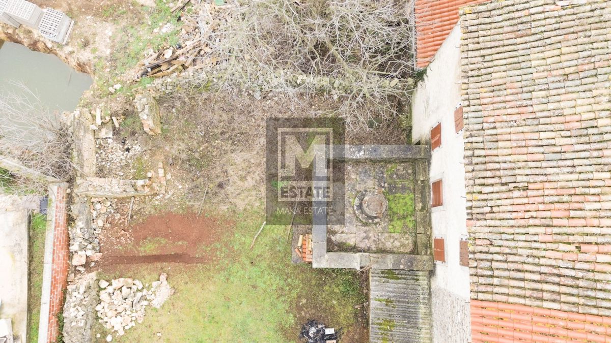 Parenzo, dintorni, Due case da ristrutturare con giardino