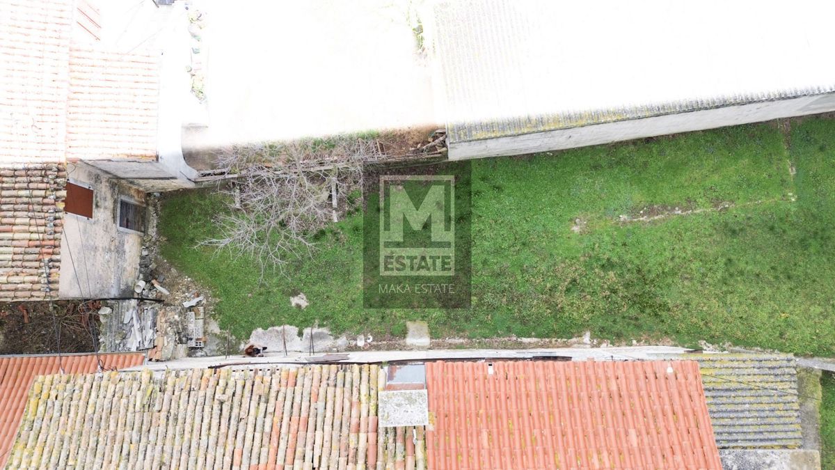 Parenzo, dintorni, Due case da ristrutturare con giardino