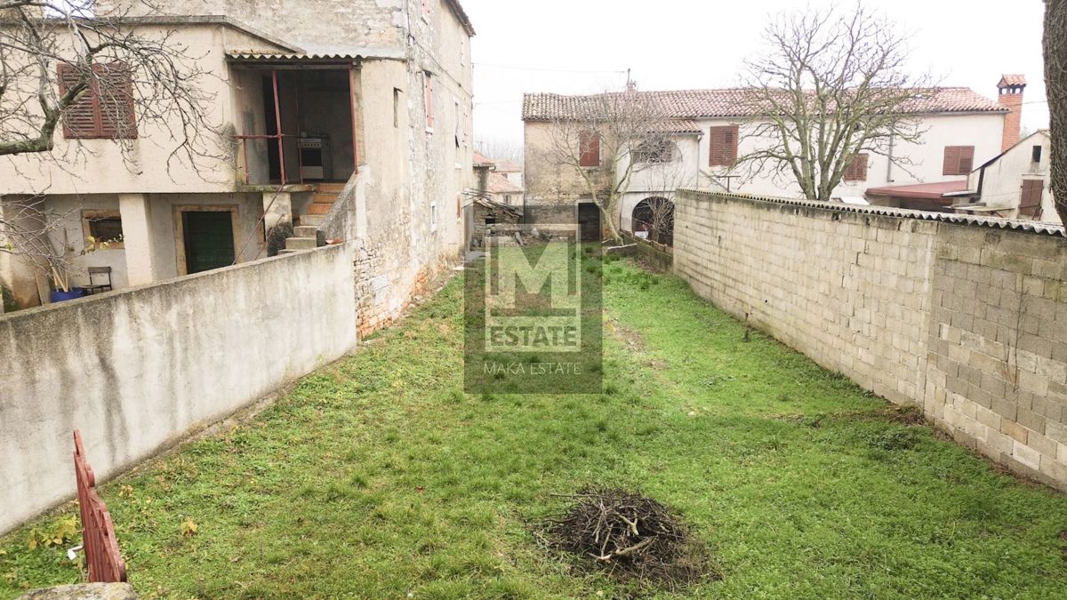 Parenzo, dintorni, Due case da ristrutturare con giardino