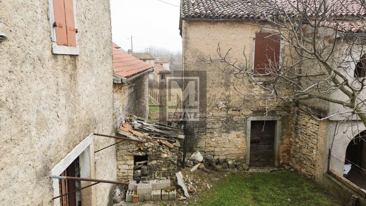 Parenzo, dintorni, Due case da ristrutturare con giardino