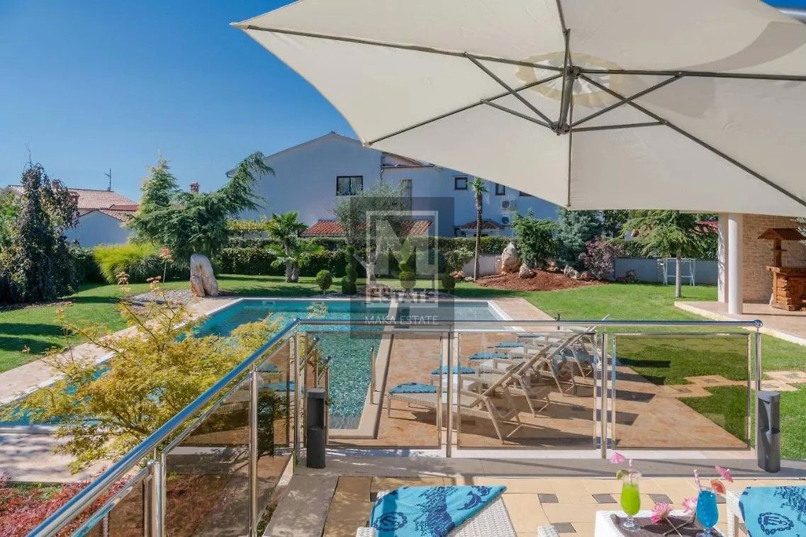 Parenzo, dintorni, imponente villa con ampio giardino e vista mare!