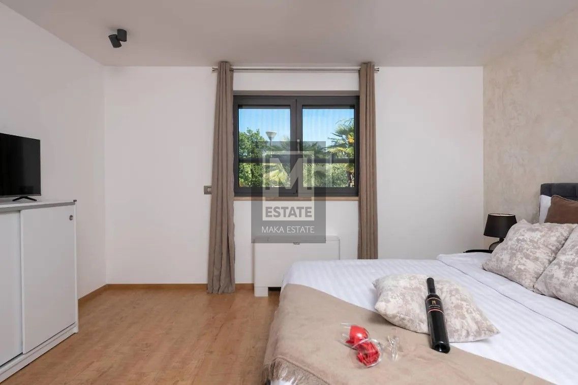 Parenzo, dintorni, imponente villa con ampio giardino e vista mare!