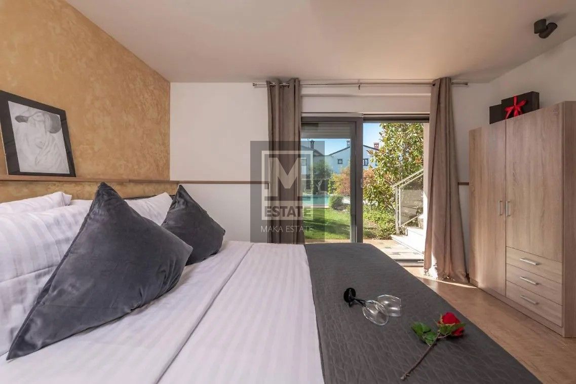 Parenzo, dintorni, imponente villa con ampio giardino e vista mare!