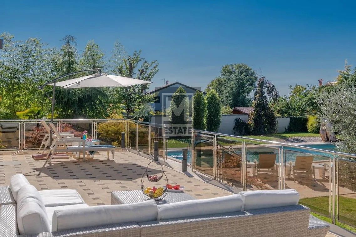 Parenzo, dintorni, imponente villa con ampio giardino e vista mare!