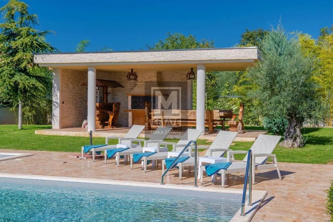 Parenzo, dintorni, imponente villa con ampio giardino e vista mare!
